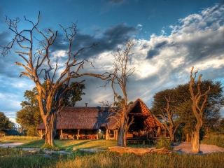 38_-_Bomani_-_main_lodge_offers_spectacular_views_over_our_pan